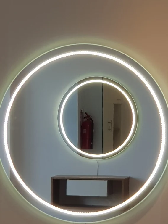 Espejo LED redondo retroiluminado - instalación real J&N Aluminio