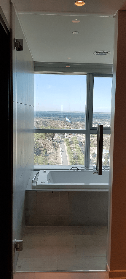 Puerta de vidrio templado con herrajes de acero inox - JN Aluminio Neuquén