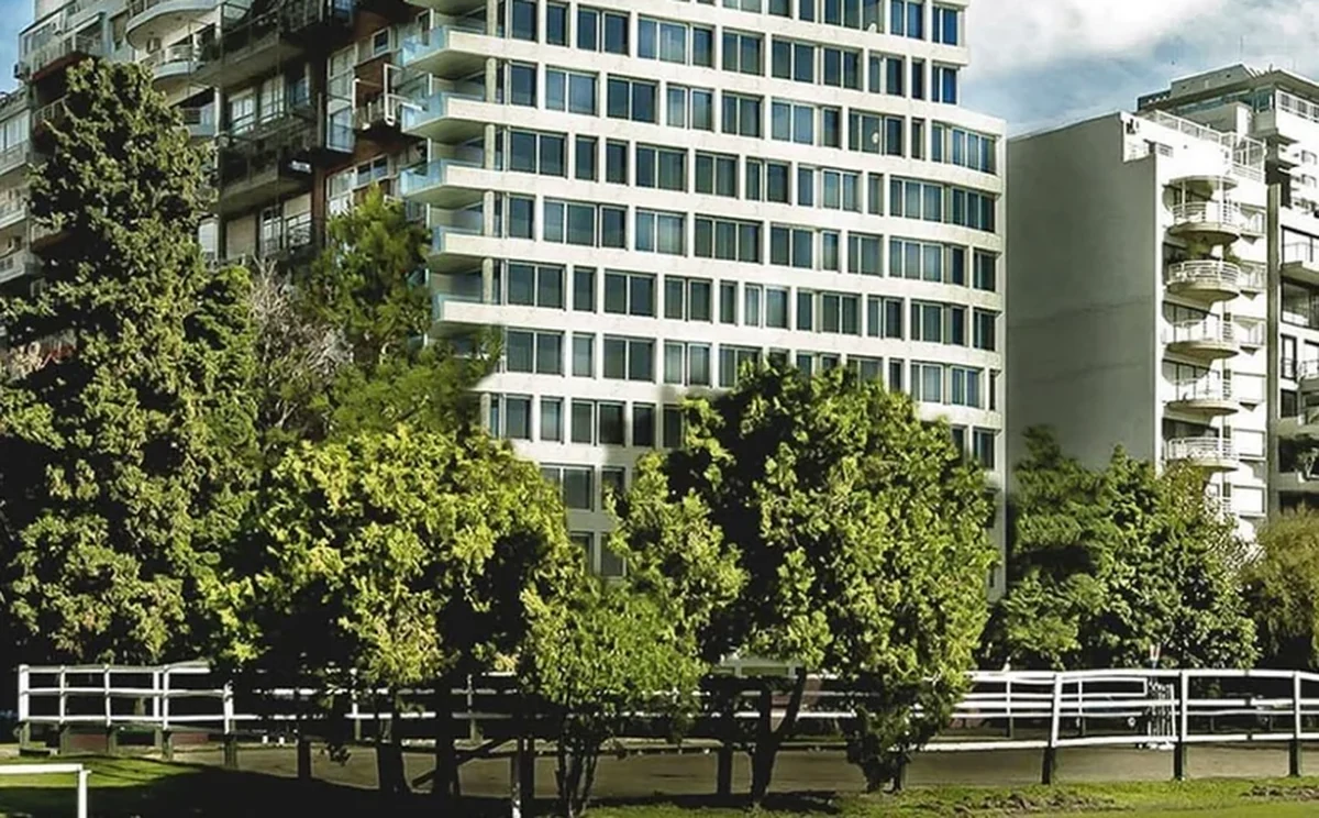 Edificio con carpintería de aluminio línea A40 de Aluar - JN Aluminio Neuquén
