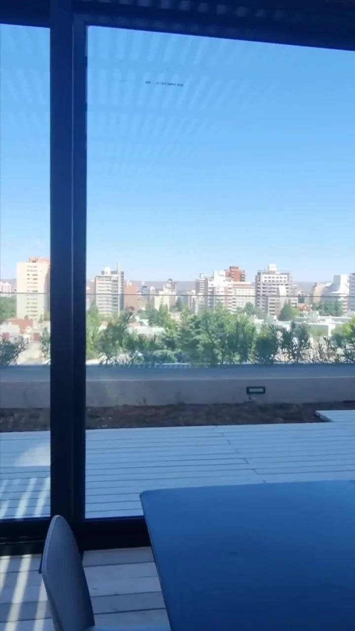 Baranda de vidrio templado frameless en un balcón con vista a la ciudad - obra de J&N Aluminio en Neuquén