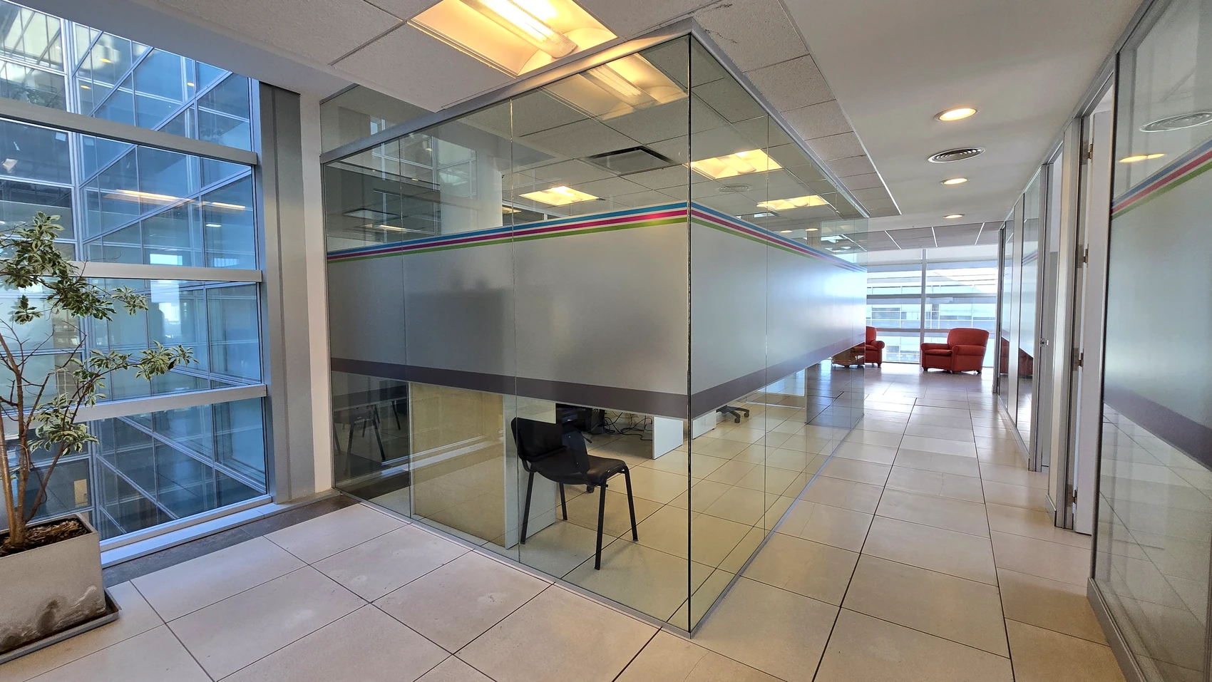 Cerramiento de oficinas en vidrio con vinilo esmerilado realizado por J&N Aluminio en el Poder Judicial de Neuquén
