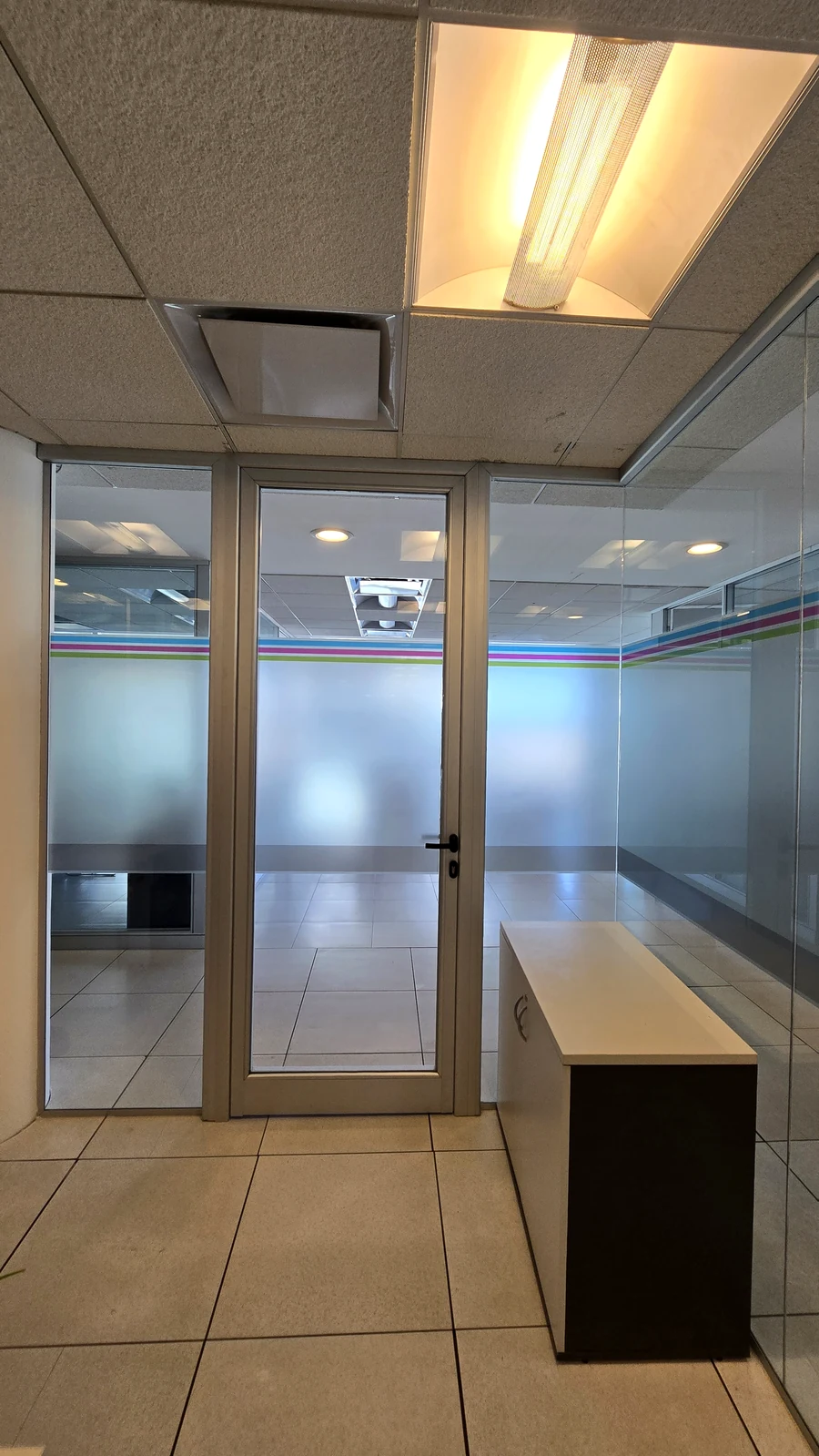 Puerta vidriada de acceso a despacho con vinilo esmerilado
