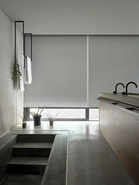 Cortina roller en cocina minimalista - J&N Aluminio Neuquén