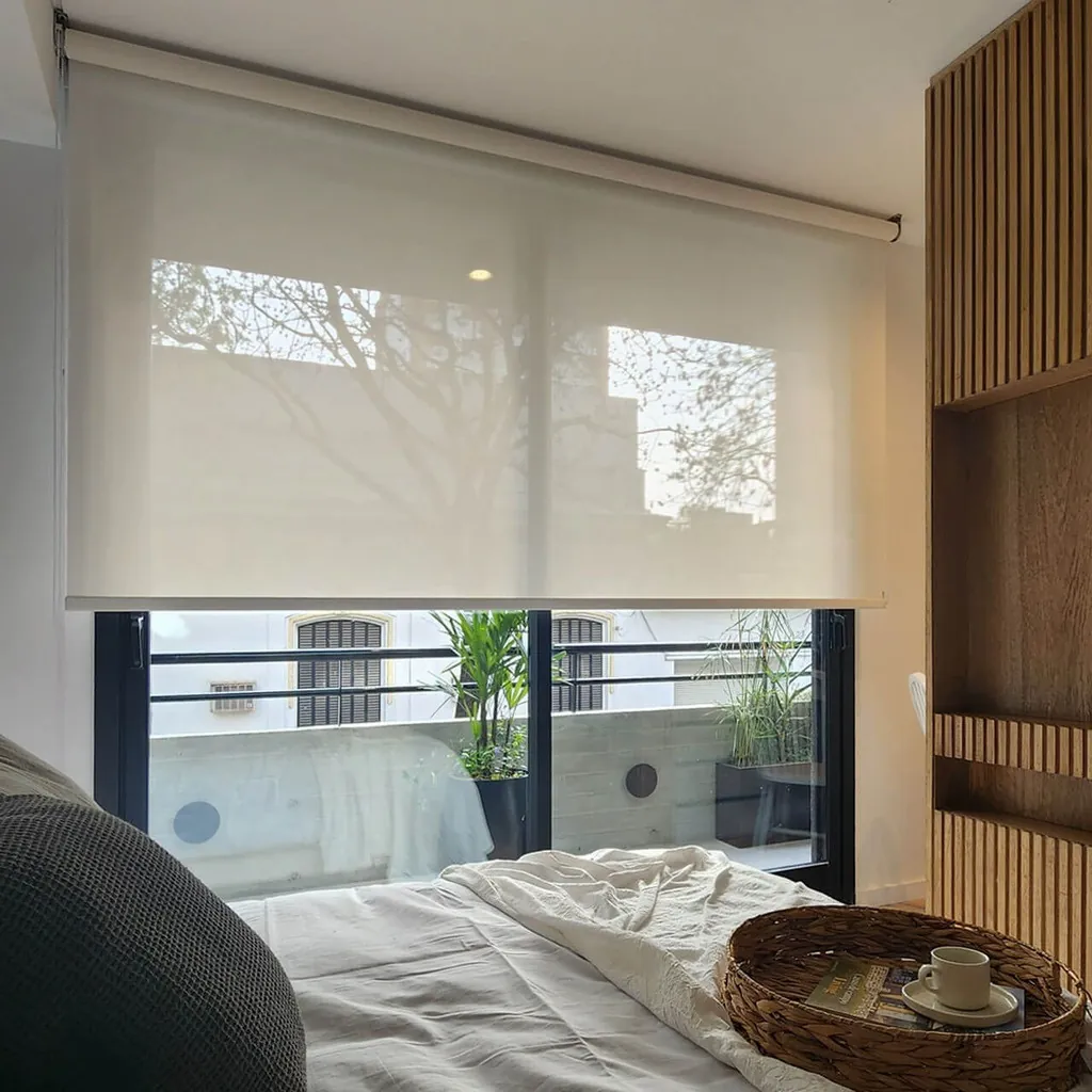 Cortina roller sunscreen en dormitorio con revestimiento de madera - J&N Aluminio Neuquén