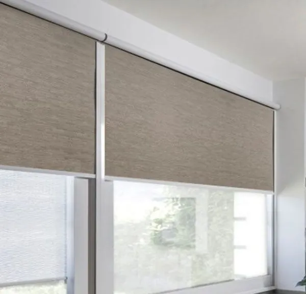 Cortina roller sunscreen beige en ventana - J&N Aluminio Neuquén