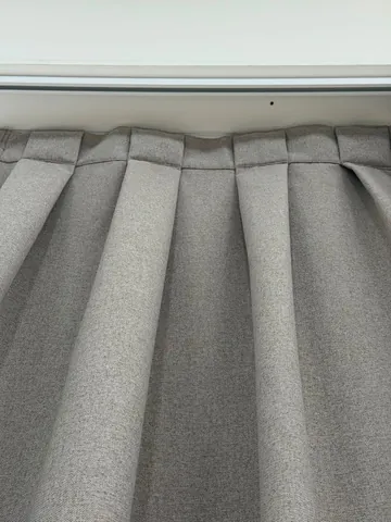 Detalle de confección de cortina tradicional con pliegues - J&N Aluminio Neuquén