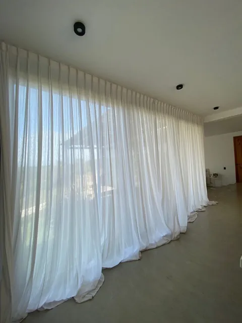 Cortina de voile blanco en dormitorio - J&N Aluminio Neuquén
