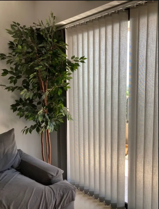 Bandas verticales translúcidas junto a planta de interior - J&N Aluminio Neuquén