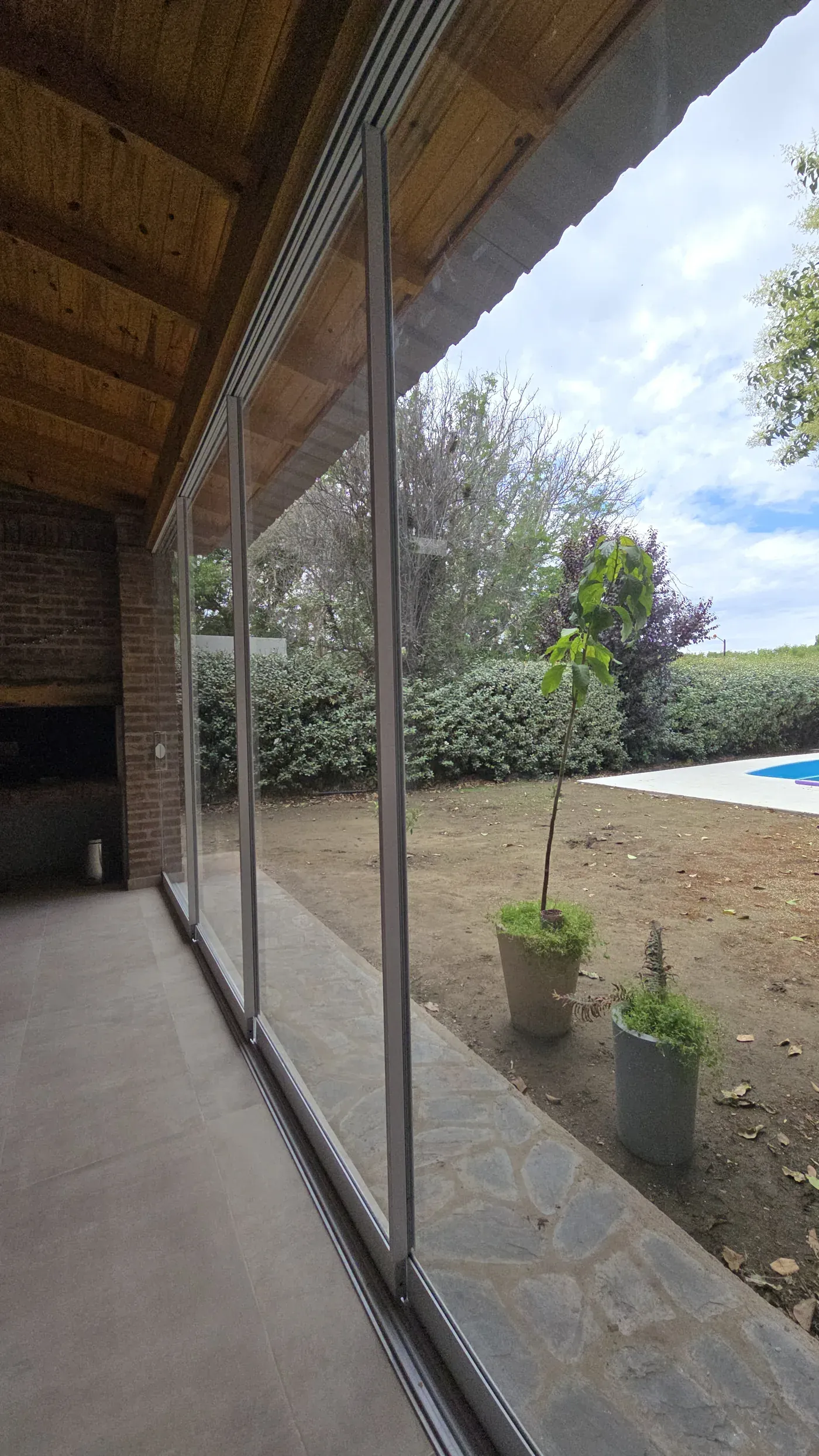 Detalle del perfil fino de un cerramiento minimalista de vidrio en Neuquén - J&N Aluminio