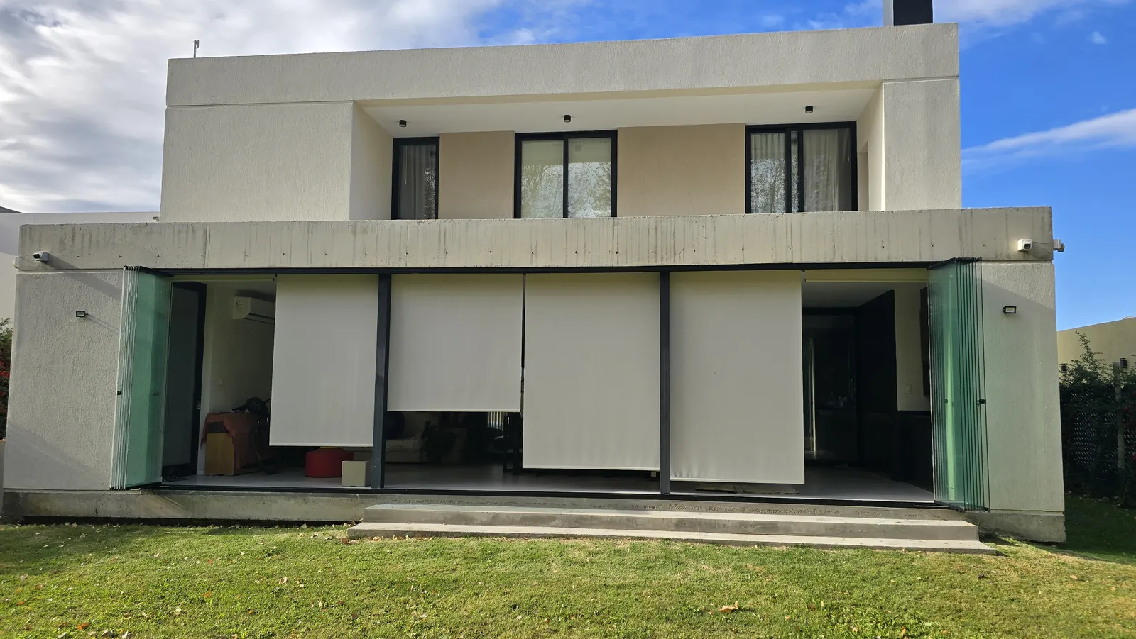 Cortina de cristal de 12 metros de ancho por 2,50 de alto con dos puertas de escape laterales - obra de JN Aluminio en Neuquén