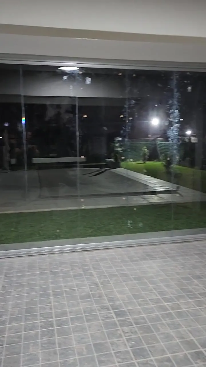 Video cortina de cristal cerrada en funcionamiento - JN Aluminio Neuquén