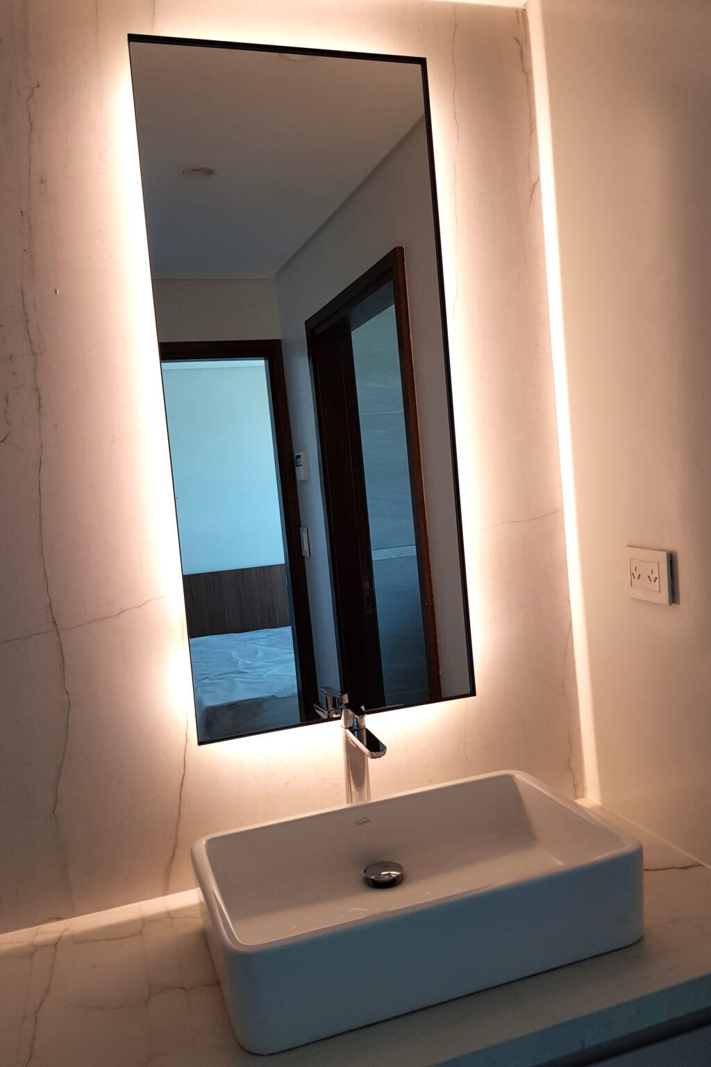 Espejo LED instalado en Hilton Garden Inn Neuquén - JN Aluminio