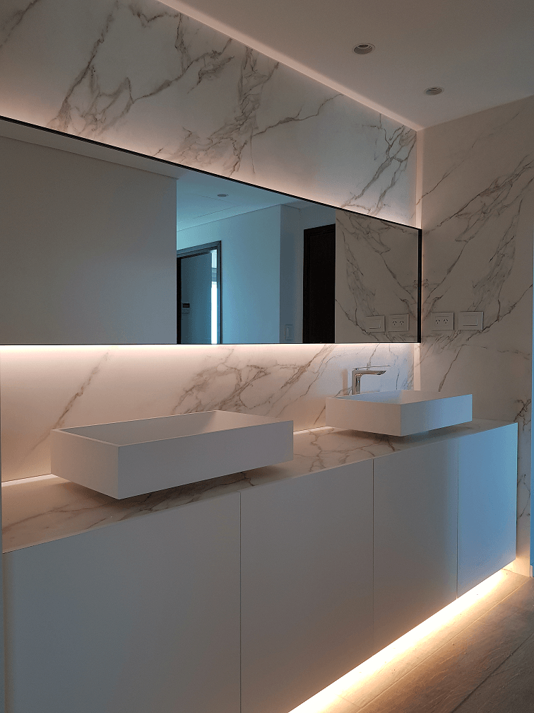 Espejo retroiluminado en Hilton Garden Inn - JN Aluminio Neuquén