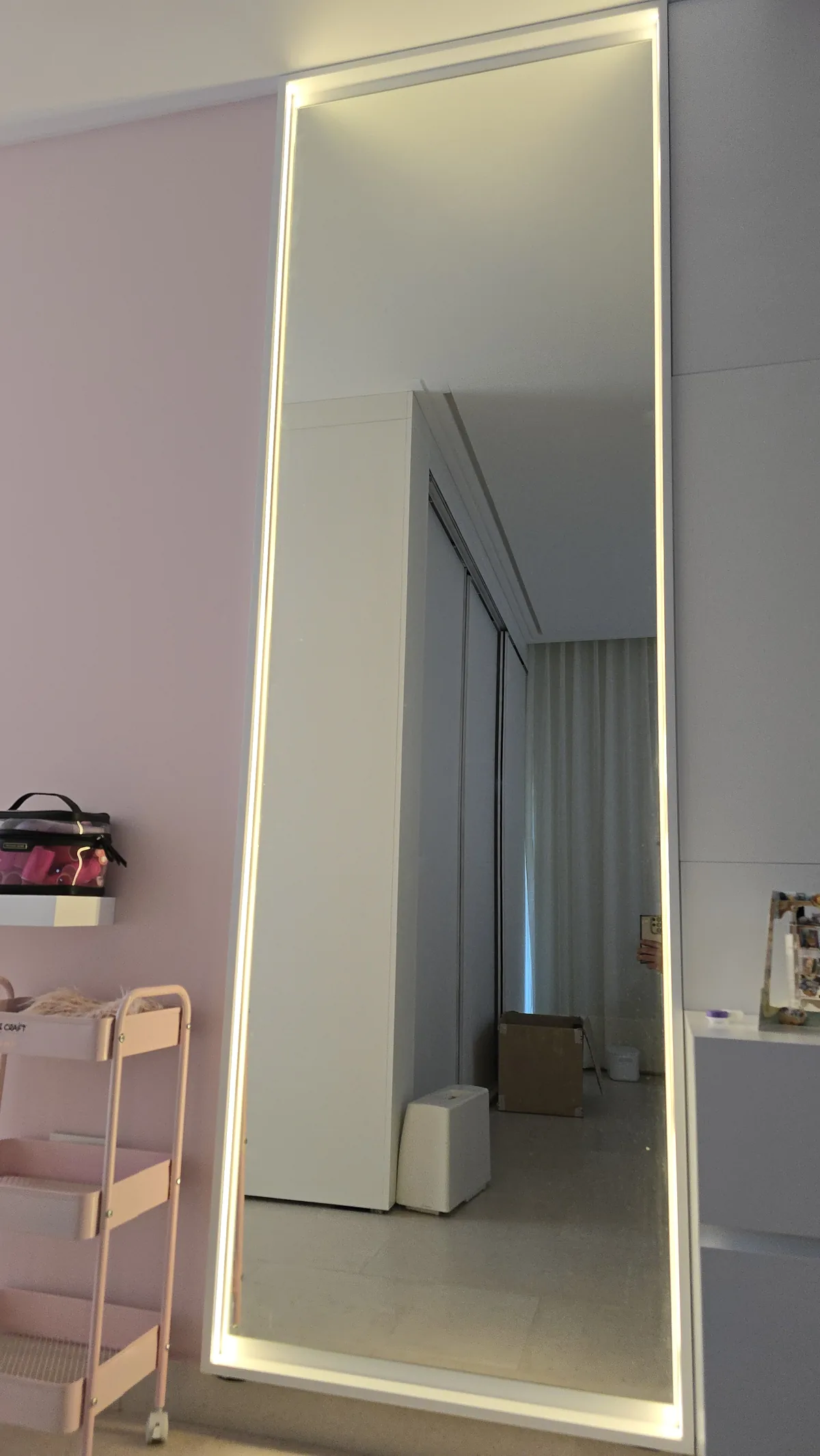 Espejo LED de cuerpo entero con luz perimetral en vestidor - JN Aluminio Neuquén
