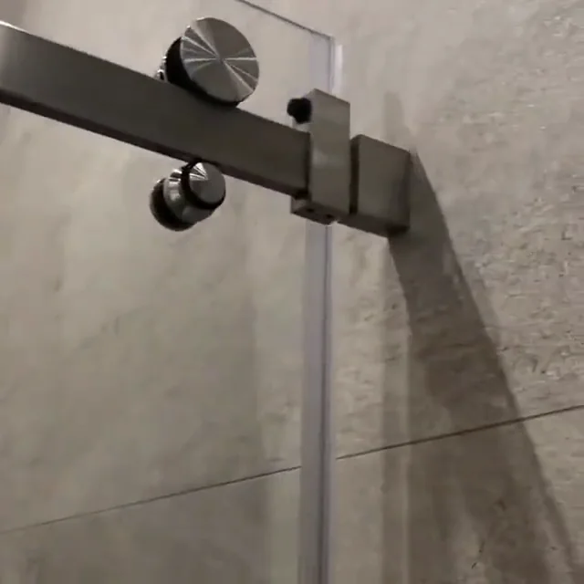 Una mampara corrediza que se desliza sobre acero inoxidable