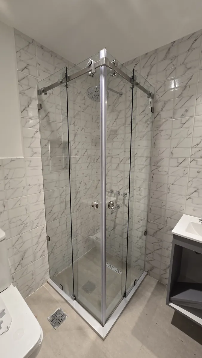 Box de ducha esquinero corredizo con herraje Steel de acero inoxidable satinado y vidrio templado - obra de J&N Aluminio en Neuquén
