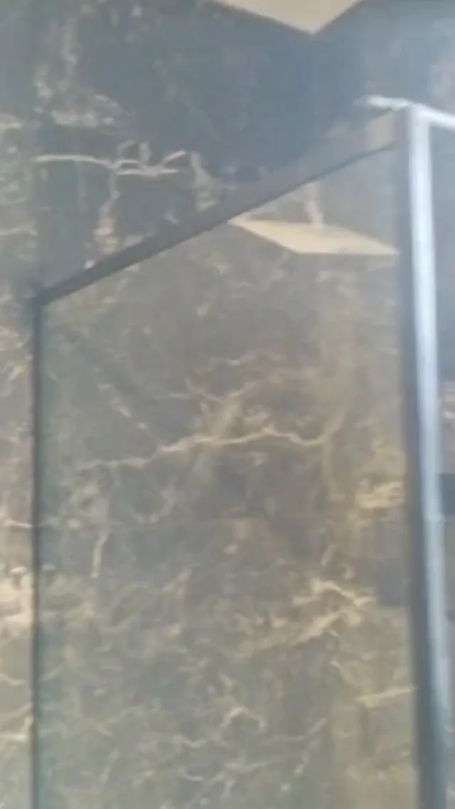 Una mampara de vidrio con paño transparente