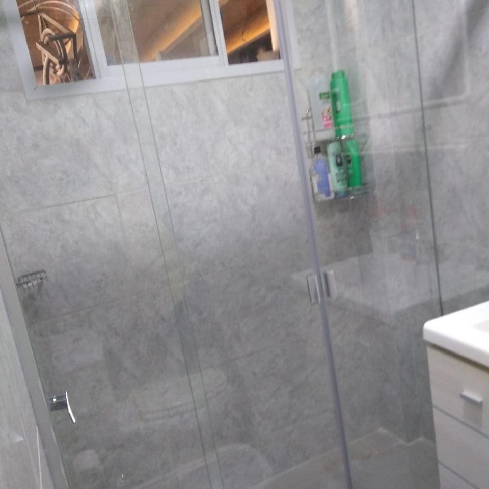 Mampara rebatible minimalista sin marco - JN Aluminio Neuquén