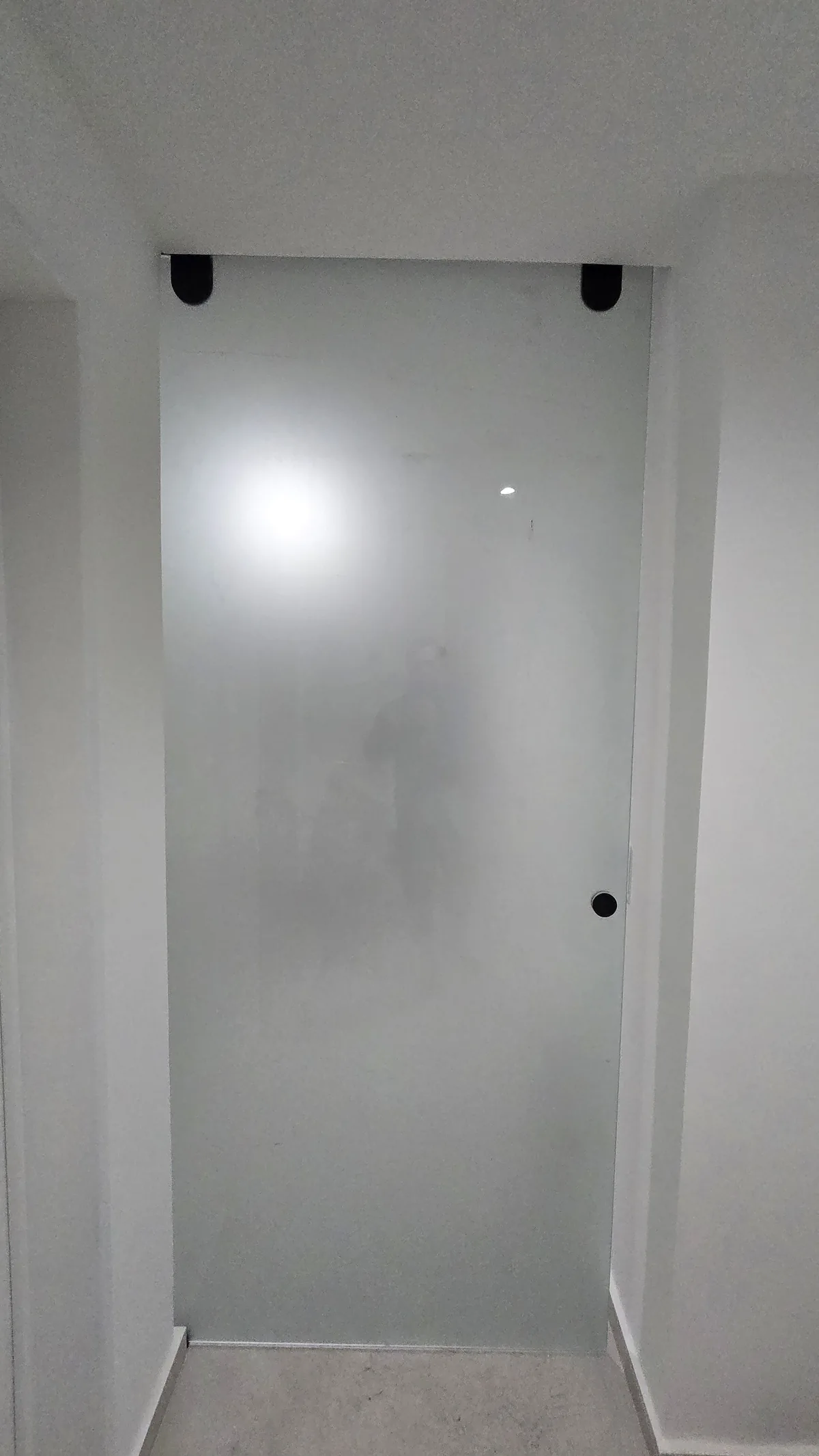 Puerta corrediza de vidrio satinado tipo granero cerrada, sin marco - JN Aluminio Neuquén