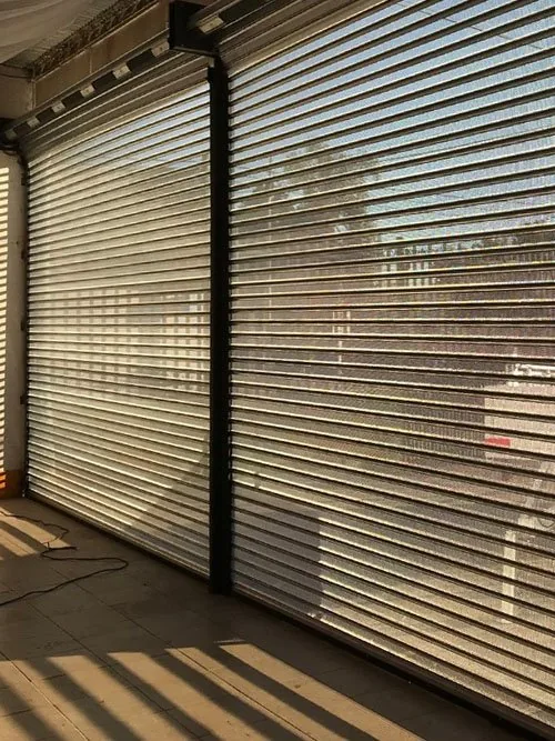 Cerramiento industrial / galpón - cortina microperforada J&N Aluminio