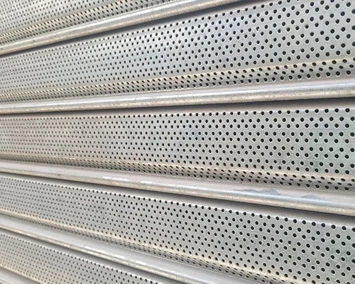 Cortina metálica microperforada con paso de luz y ventilación - J&N Aluminio Neuquén