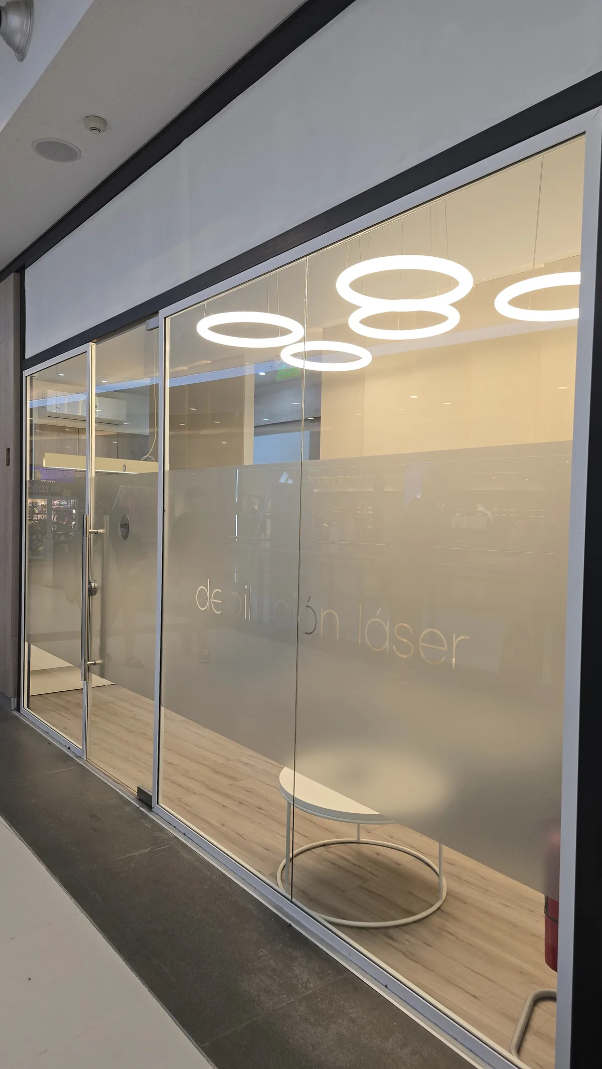 Frente vidriado de local comercial con paños de vidrio templado - obra de JN Aluminio en Neuquén