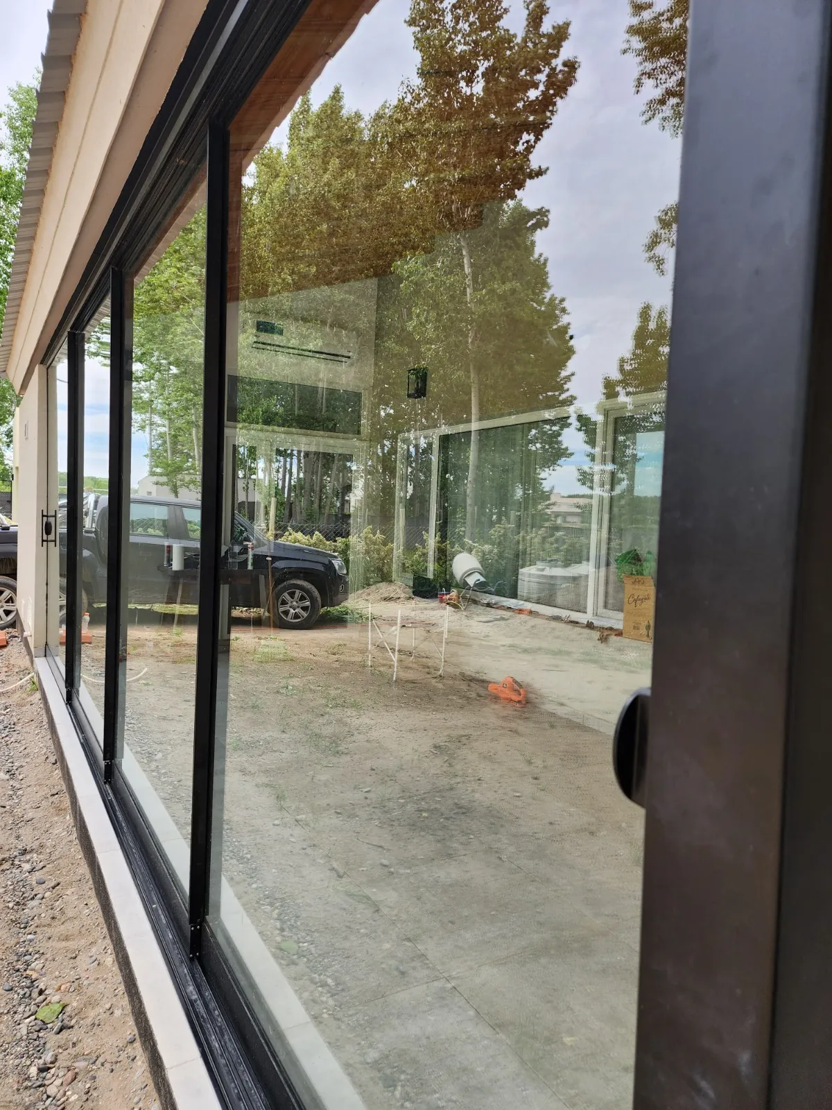 Perfilería negra mínima y hojas de vidrio templado apiladas del cerramiento minimalista - J&N Aluminio, Los Canales