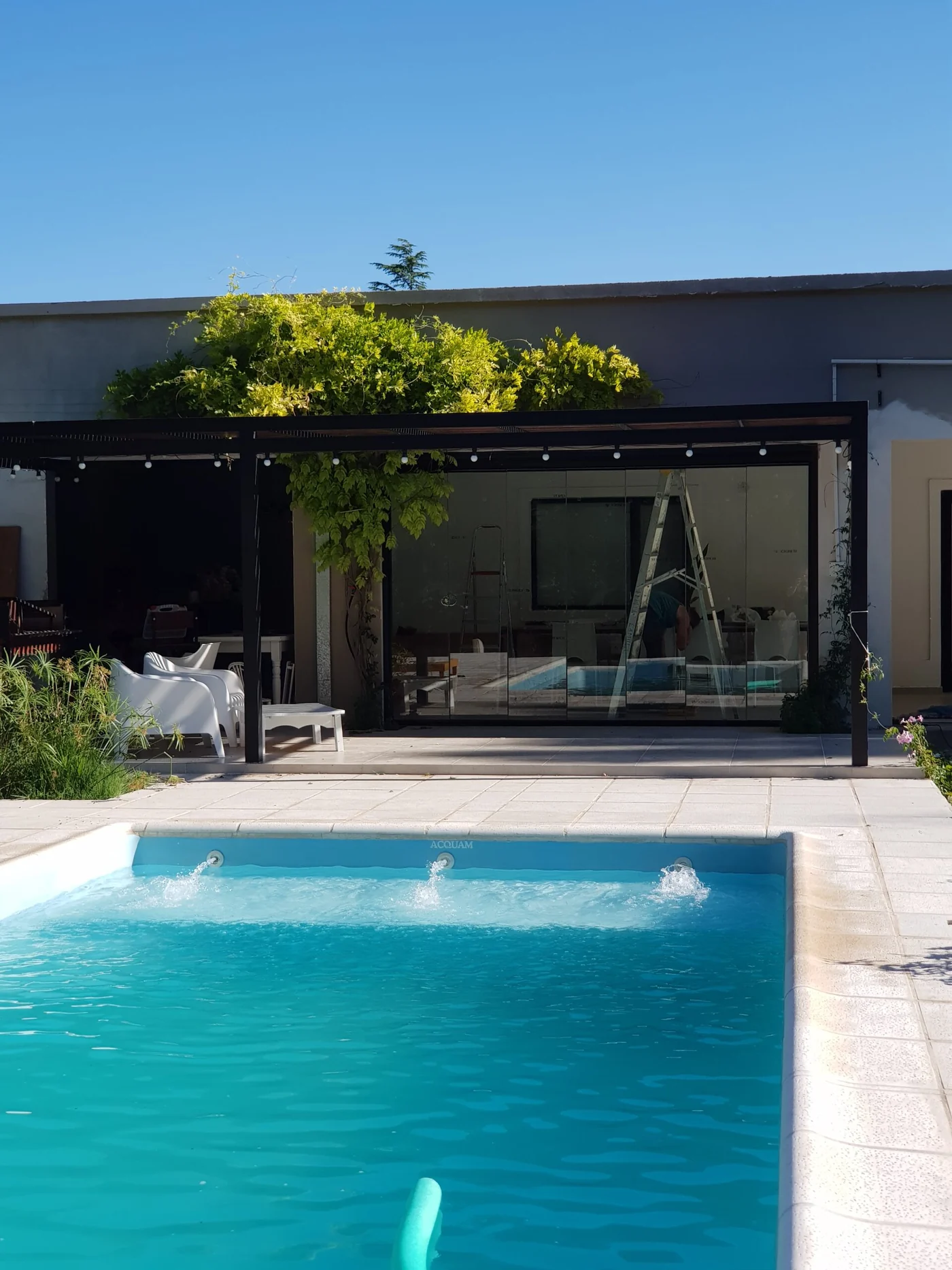 Cerramiento vidriado de piso a techo con pérgola sobre pileta - obra de JN Aluminio en Neuquén