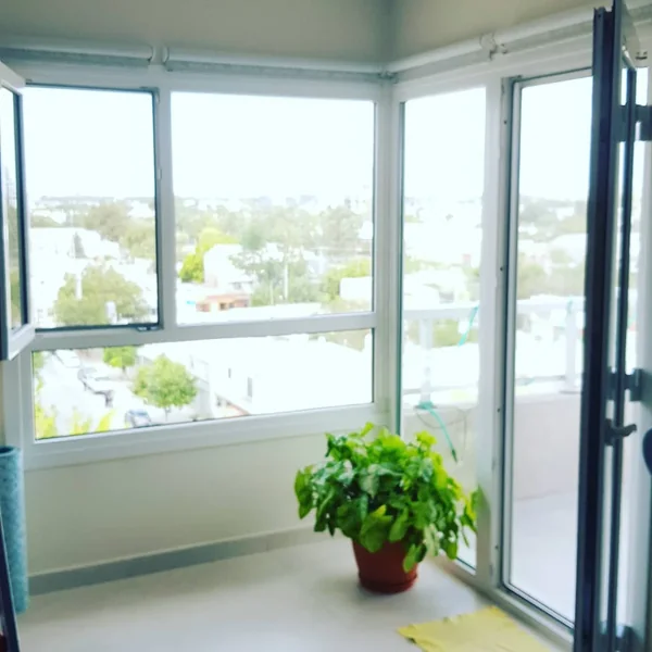 Galería vidriada con mosquiteros a medida y vista panorámica - obra de JN Aluminio en Neuquén
