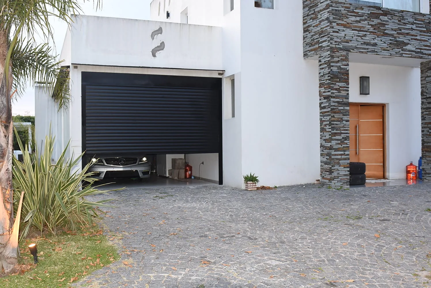 Portón enrollable Negro en el frente de una vivienda