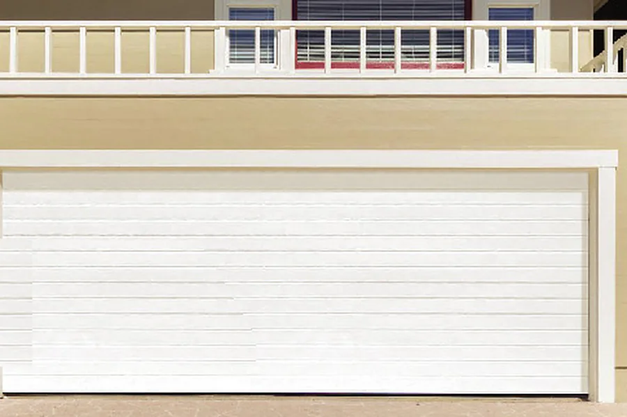 Portón enrollable Blanco en el frente de una vivienda