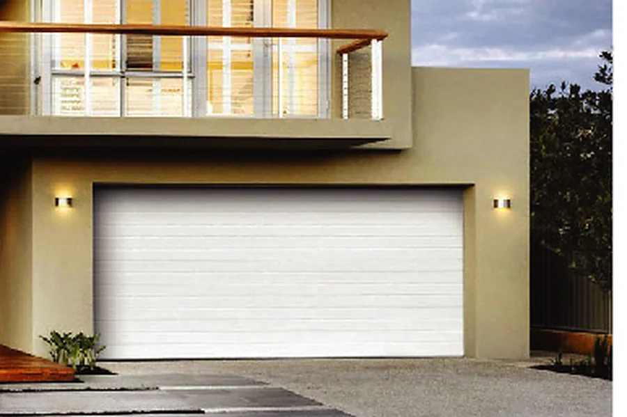 Portón enrollable Blanco en el frente de una vivienda