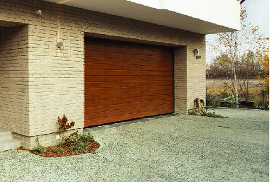 Portón enrollable Símil madera en el frente de una vivienda