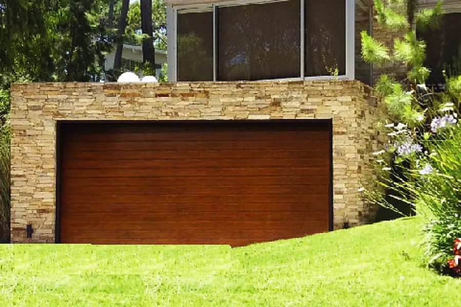Portón enrollable Símil madera en el frente de una vivienda