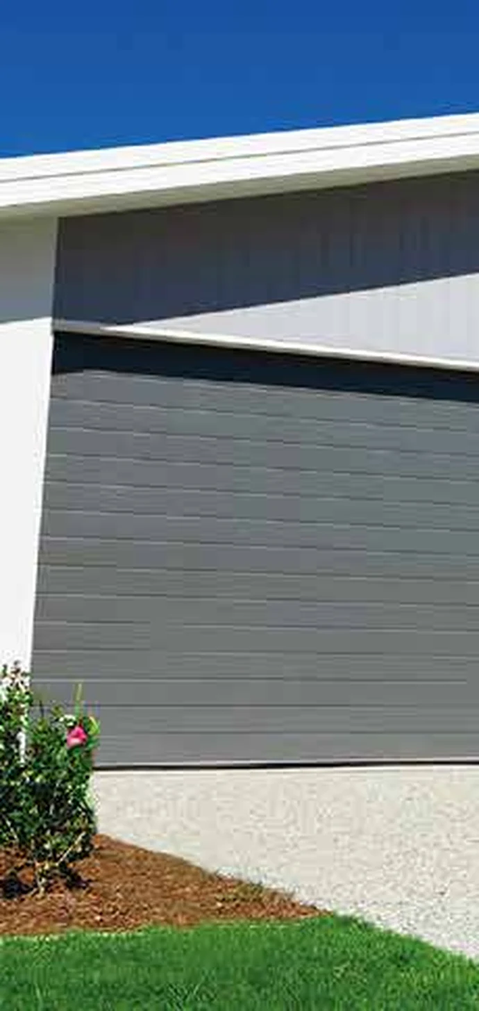 Portón enrollable automático de lama inyectada para cochera de vivienda - J&N Aluminio Neuquén