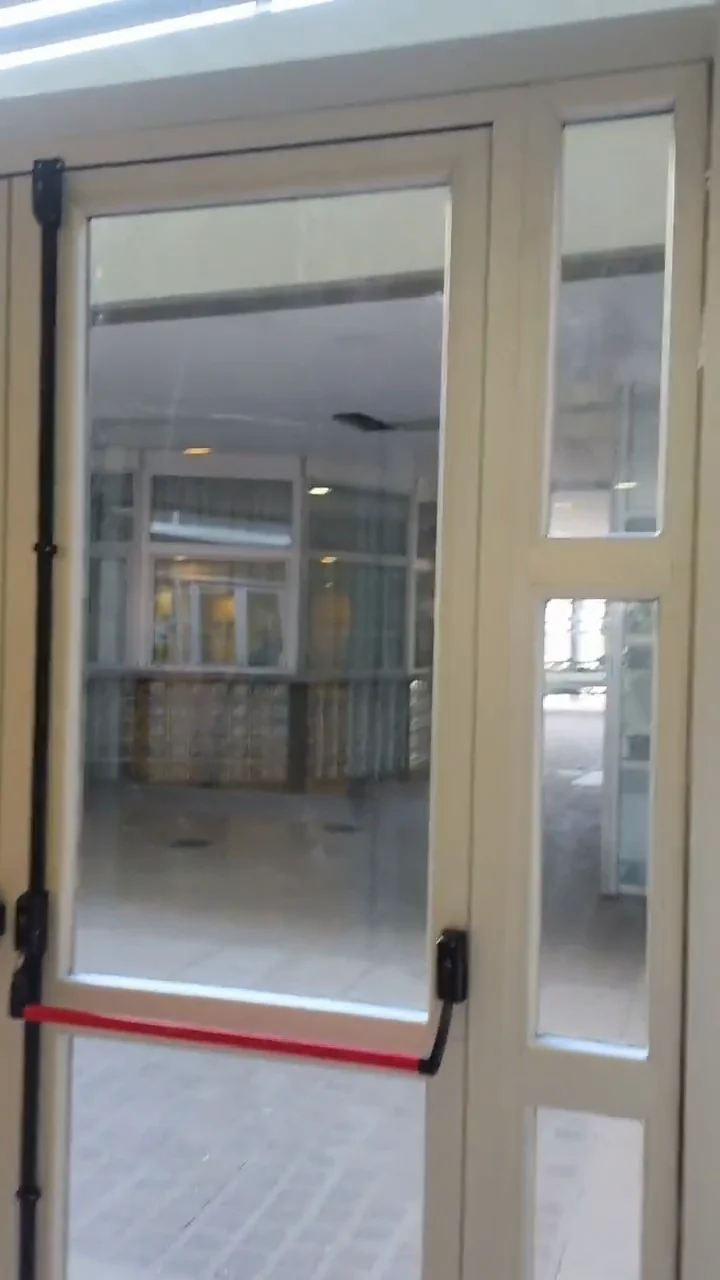 Puerta de acceso doble con barral antipánico