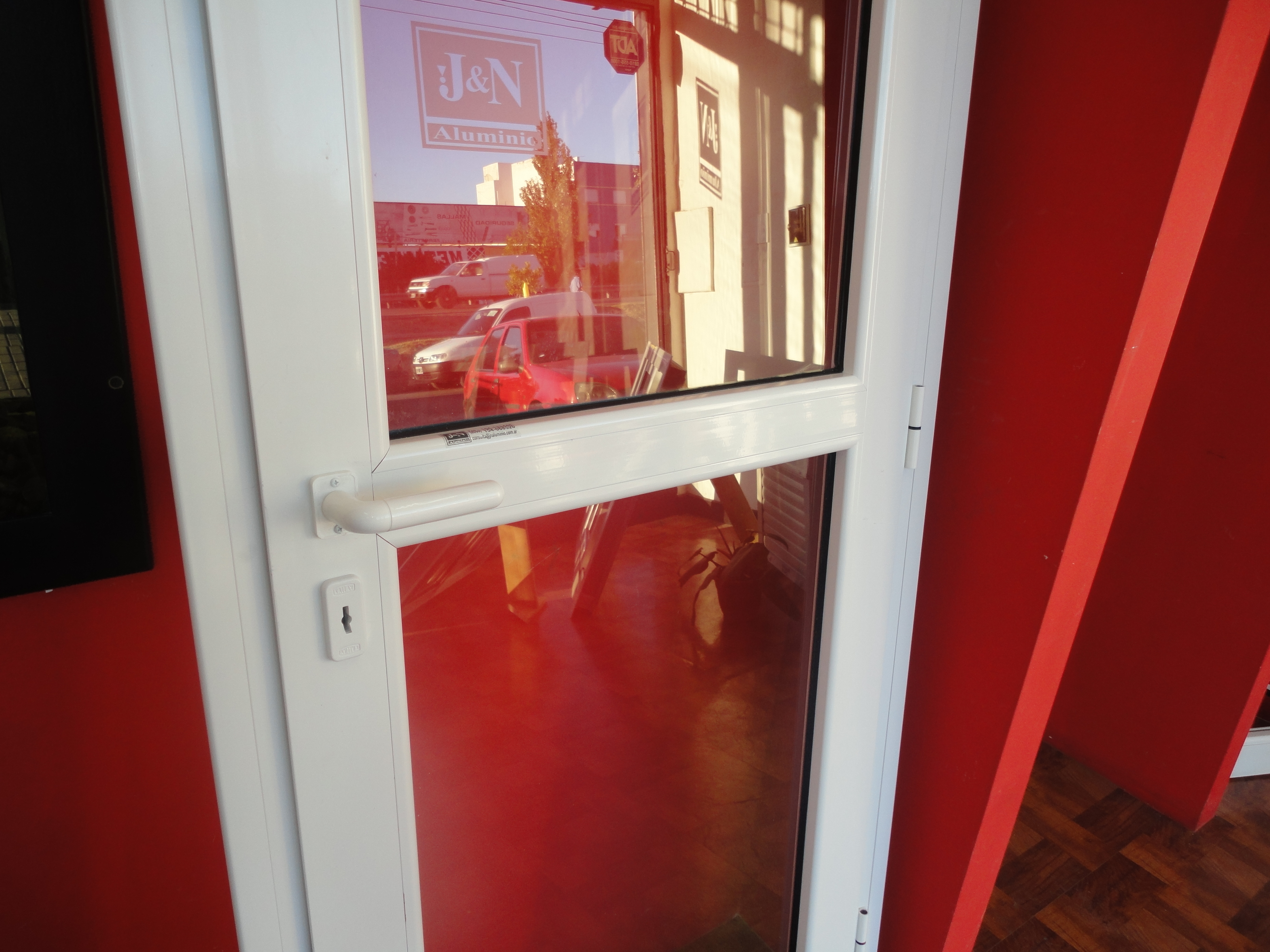 Puerta de aluminio con vidrio de seguridad J&N Aluminio