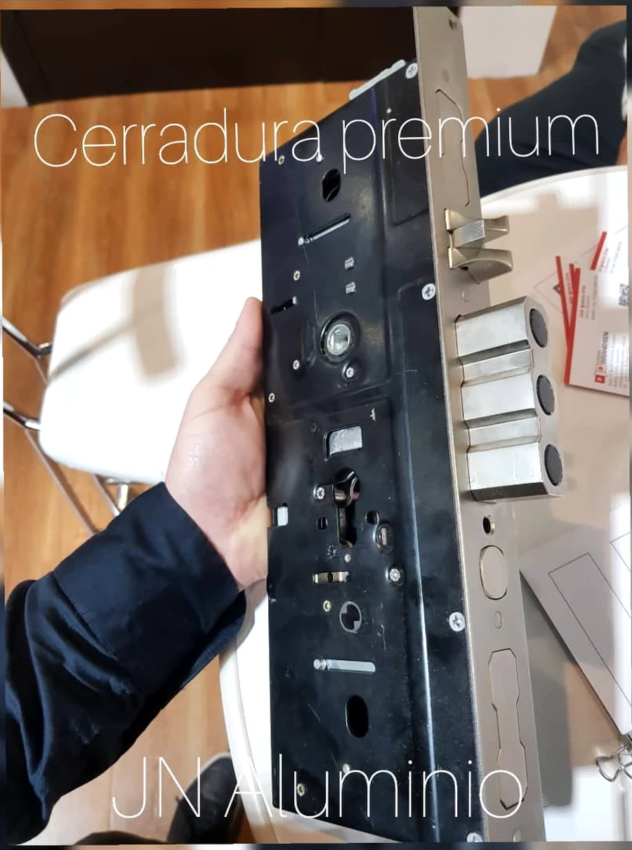Cerradura multianclaje de diez pernos de acero de una puerta de seguridad, J&N Aluminio Neuquén