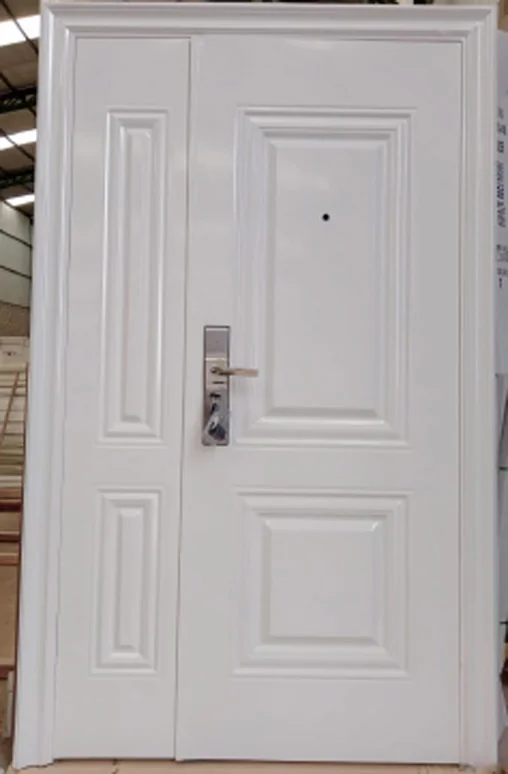 Puerta de seguridad blanca con molduras con cierre multianclaje — modelo que fabrica J&N Aluminio en Neuquén