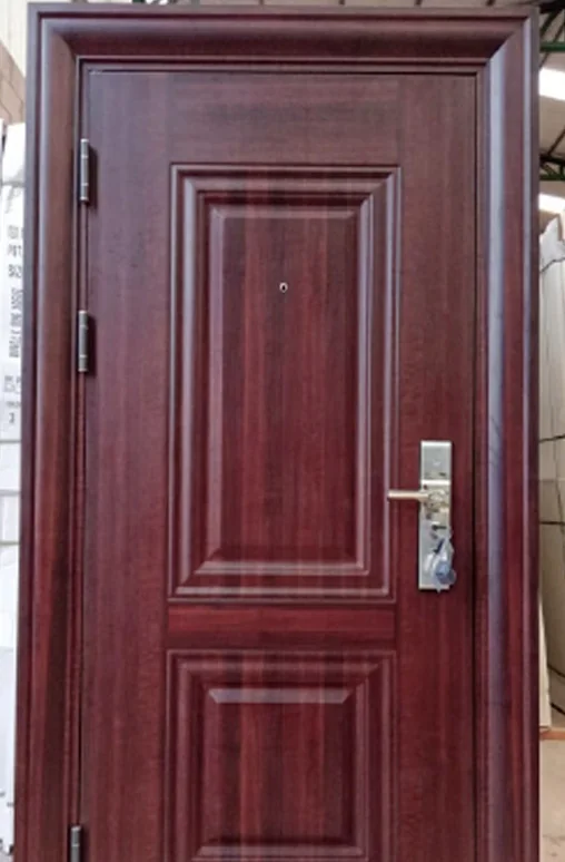 Puerta de seguridad símil caoba con tableros con cierre multianclaje — modelo que fabrica J&N Aluminio en Neuquén