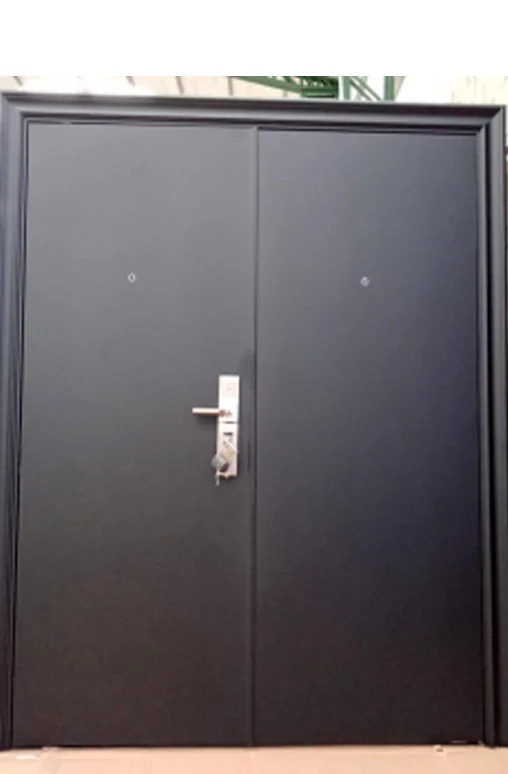 Puerta de seguridad grafito moderna con cierre multianclaje — modelo que fabrica J&N Aluminio en Neuquén