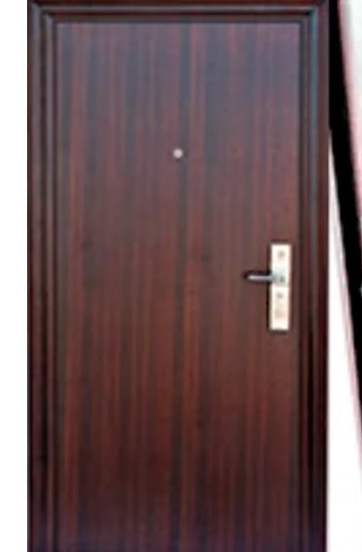 Puerta de seguridad símil caoba lisa con cierre multianclaje — modelo que fabrica J&N Aluminio en Neuquén