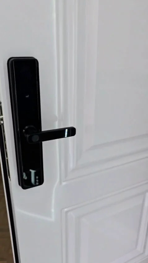 Puerta de seguridad con cerradura Smart de pantalla táctil sobre puerta blanca - J&N Aluminio Neuquén