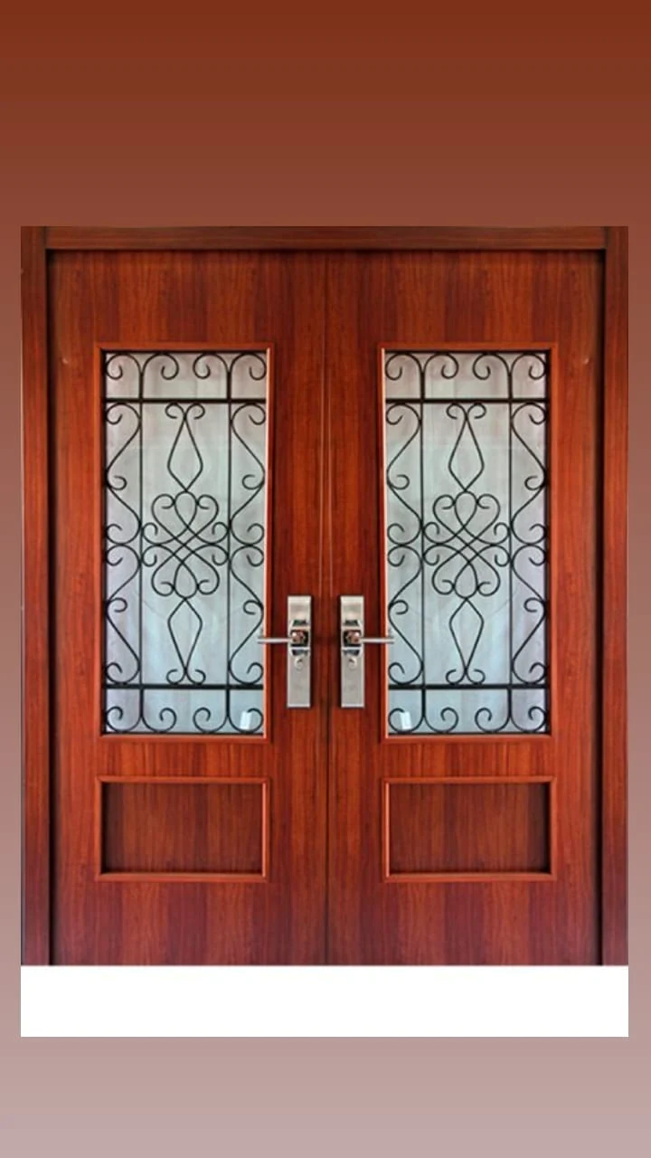 Puerta de seguridad multianclaje doble símil caoba con vidrio - J&N Aluminio Neuquén