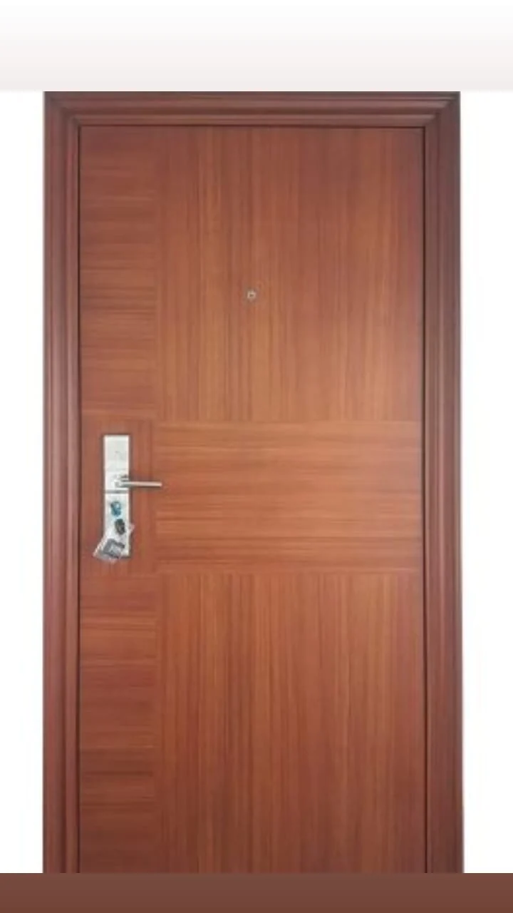 Puerta de seguridad multianclaje símil madera con tableros - J&N Aluminio Neuquén