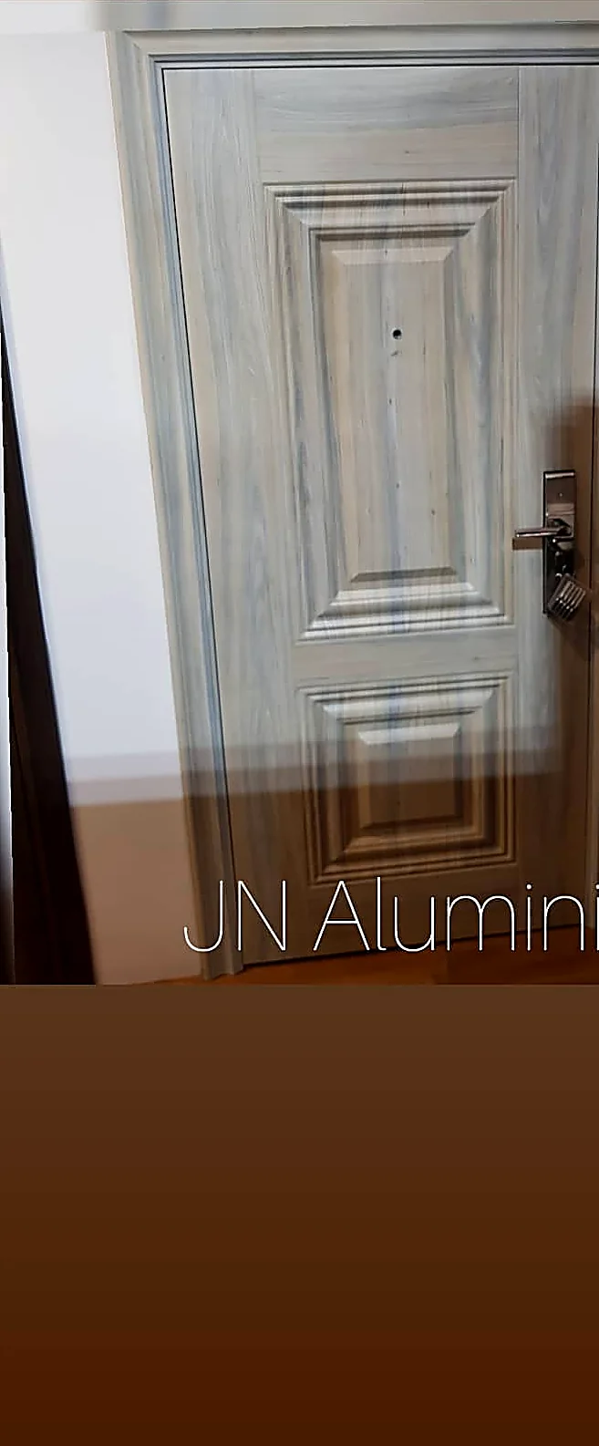 Puerta de seguridad multianclaje blanca con moldura en el showroom de J&N Aluminio, Neuquén