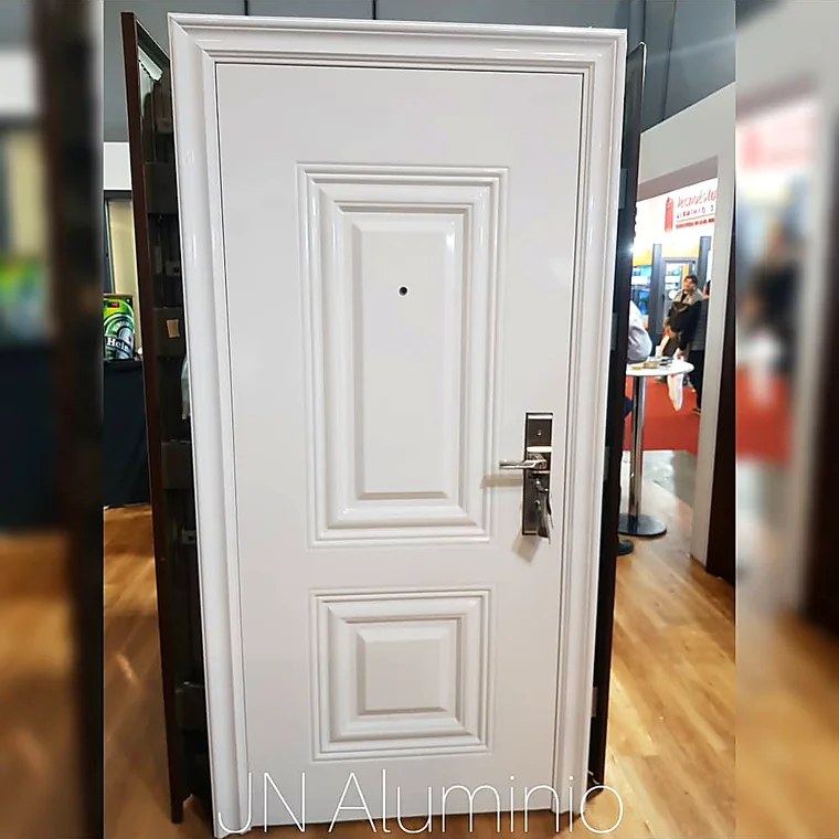 Puerta de seguridad multianclaje blanca con tableros en el showroom de J&N Aluminio, Neuquén