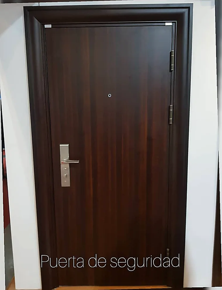 Puerta de seguridad multianclaje símil madera con moldura en el showroom de J&N Aluminio, Neuquén