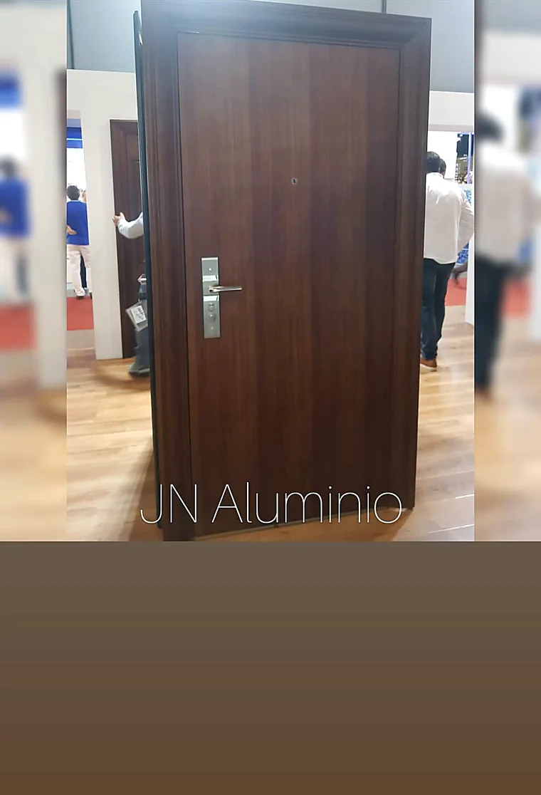 Puerta de seguridad multianclaje negra con apliques en el showroom de J&N Aluminio, Neuquén