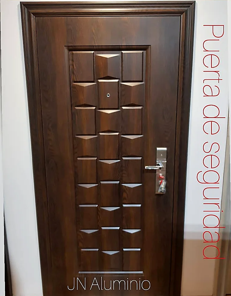 Puerta de seguridad multianclaje madera con tableros repartidos en el showroom de J&N Aluminio, Neuquén